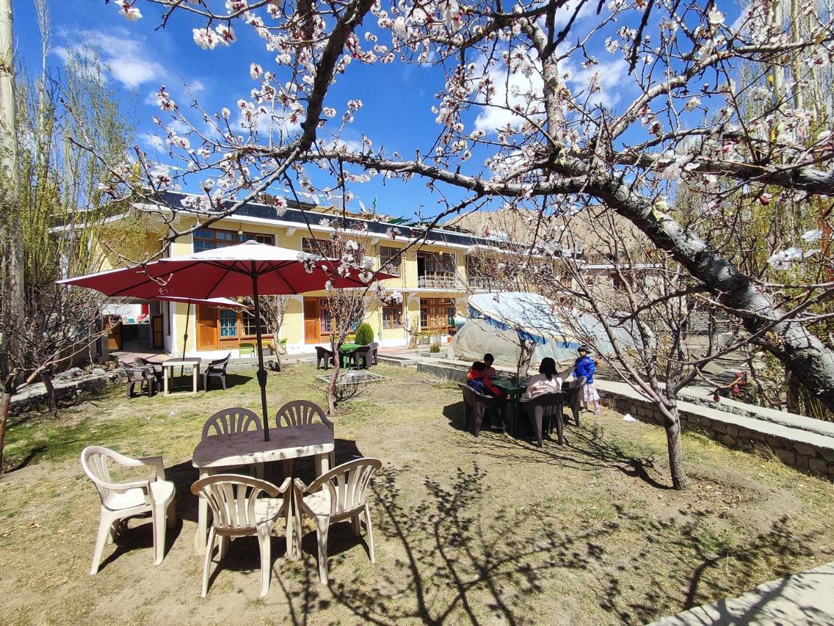 Snow Lion Ladakh Hotel Лех Екстериор снимка