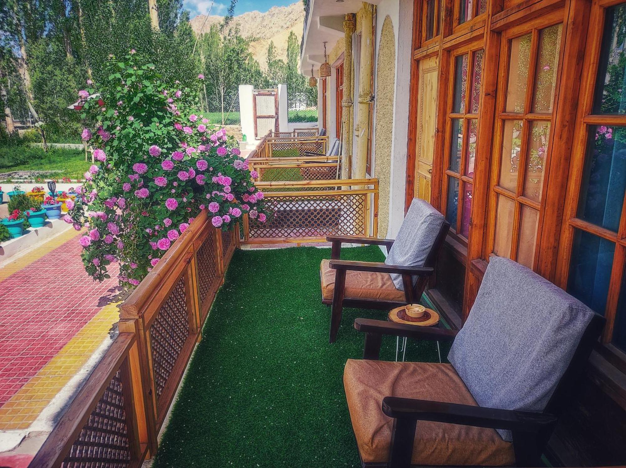 Snow Lion Ladakh Hotel Лех Екстериор снимка